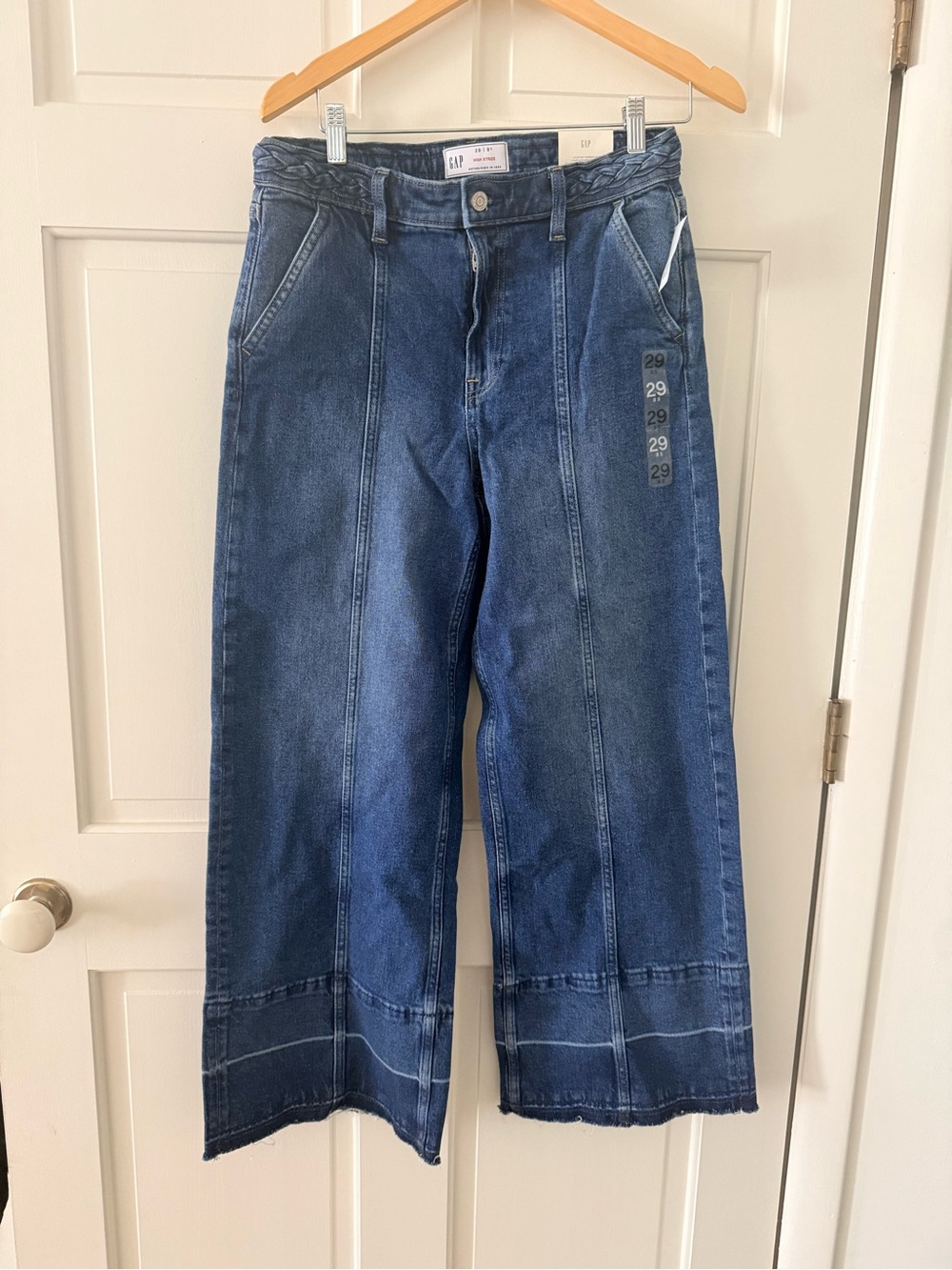NWT - GAP high rise stride - 29- 8 short